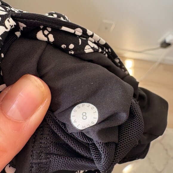 Lululemon On The Fly Short 2.5" Chirasu Black Size 8 - Picture 8 of 8